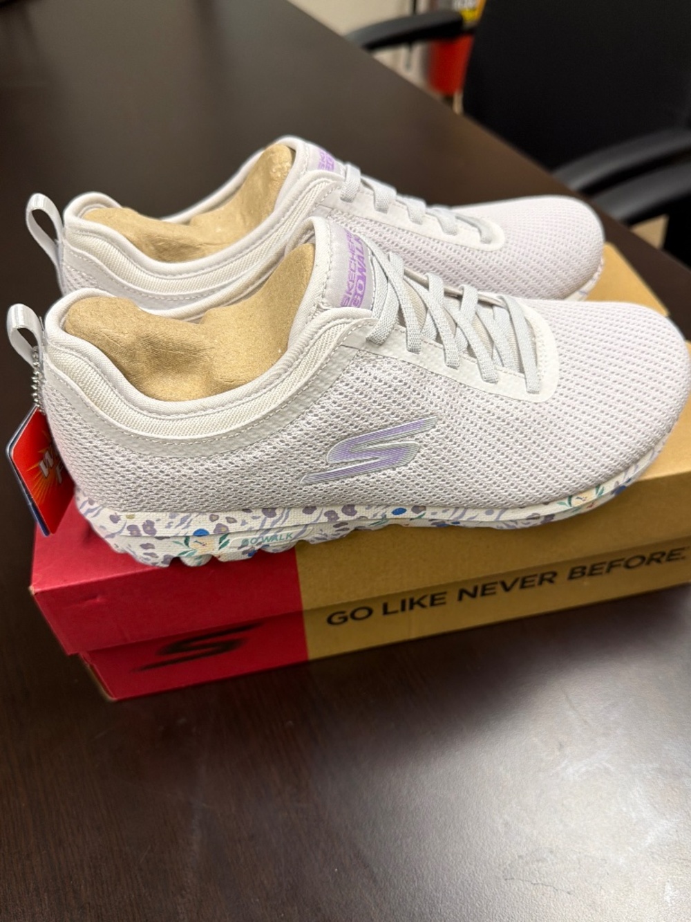 Sketchers Ultra GO Cushioning Women’s Size 8 Sneakers